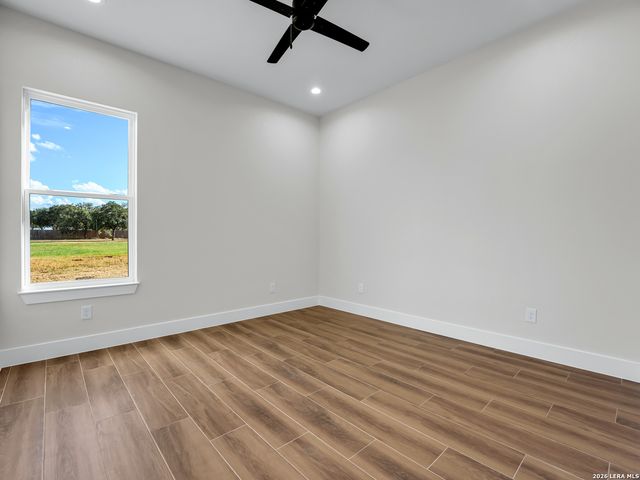 101 W MEDIUM MEADOW DR, Lytle, TX 78052