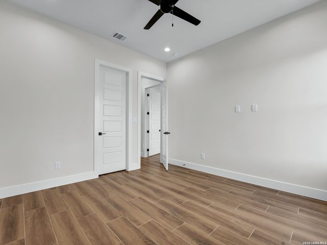 101 W MEDIUM MEADOW DR, Lytle, TX 78052