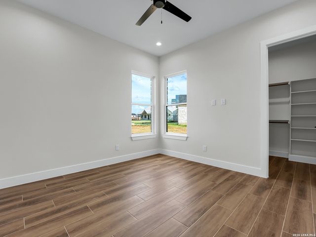 101 W MEDIUM MEADOW DR, Lytle, TX 78052