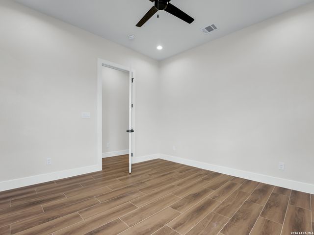 101 W MEDIUM MEADOW DR, Lytle, TX 78052