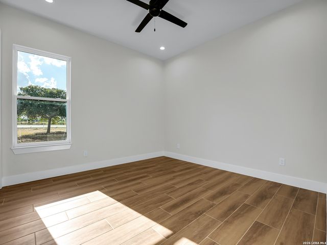 101 W MEDIUM MEADOW DR, Lytle, TX 78052
