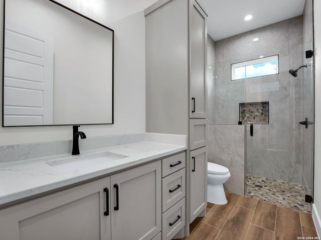 101 W MEDIUM MEADOW DR, Lytle, TX 78052