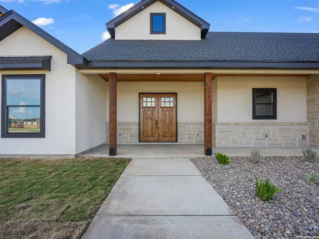 101 W MEDIUM MEADOW DR, Lytle, TX 78052