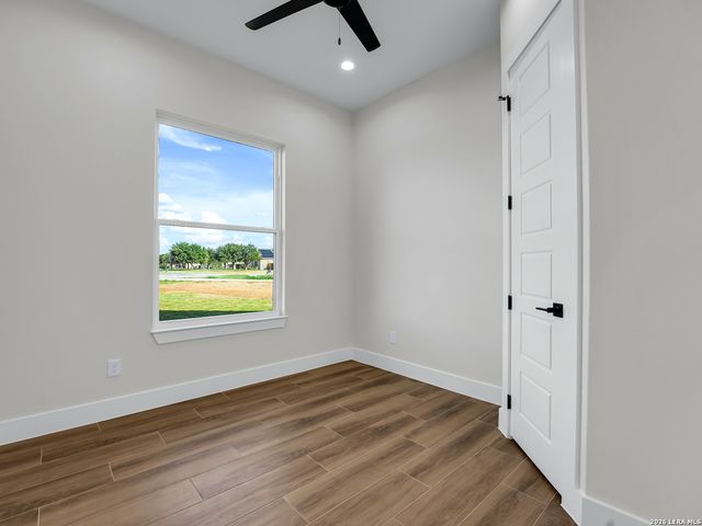 101 W MEDIUM MEADOW DR, Lytle, TX 78052
