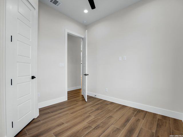 101 W MEDIUM MEADOW DR, Lytle, TX 78052