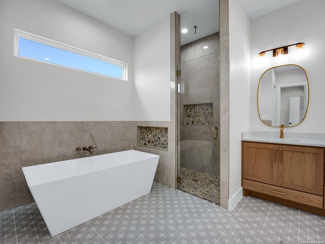 101 W MEDIUM MEADOW DR, Lytle, TX 78052