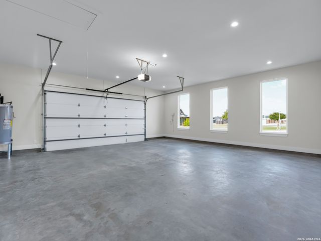 101 W MEDIUM MEADOW DR, Lytle, TX 78052