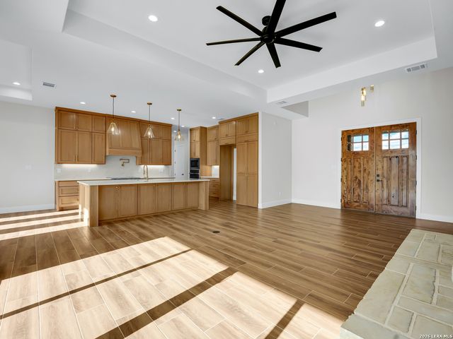 101 W MEDIUM MEADOW DR, Lytle, TX 78052