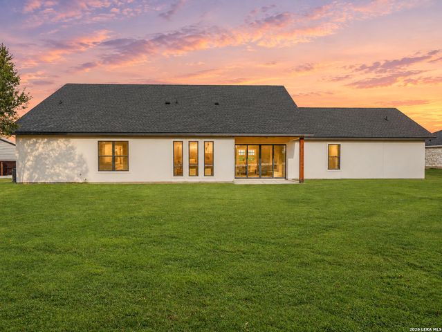 101 W MEDIUM MEADOW DR, Lytle, TX 78052