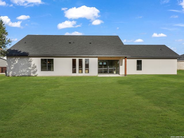 101 W MEDIUM MEADOW DR, Lytle, TX 78052