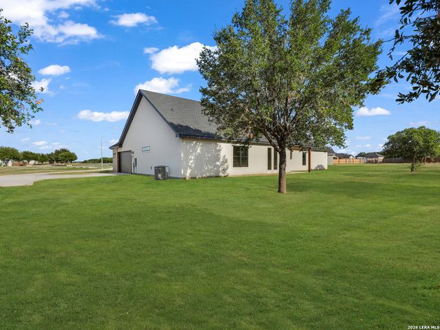 101 W MEDIUM MEADOW DR, Lytle, TX 78052