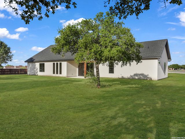 101 W MEDIUM MEADOW DR, Lytle, TX 78052