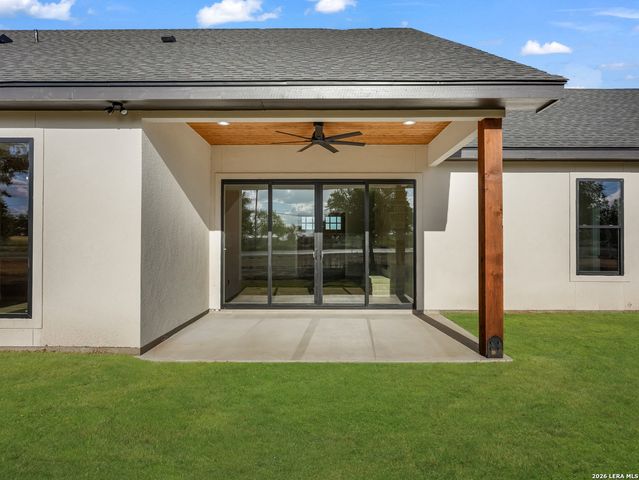 101 W MEDIUM MEADOW DR, Lytle, TX 78052