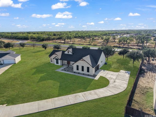 101 W MEDIUM MEADOW DR, Lytle, TX 78052