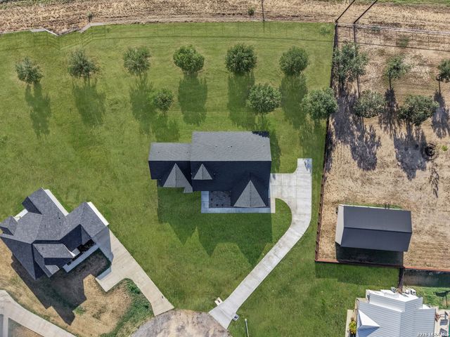 101 W MEDIUM MEADOW DR, Lytle, TX 78052