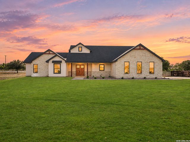 101 W MEDIUM MEADOW DR, Lytle, TX 78052