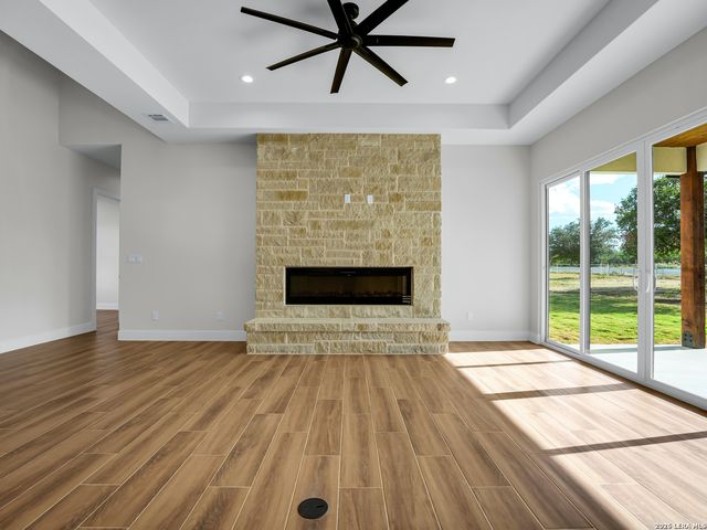 101 W MEDIUM MEADOW DR, Lytle, TX 78052