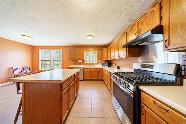 40 Chimney Rd, Batesville, AR 72501