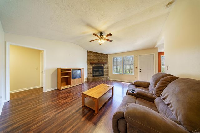 40 Chimney Rd, Batesville, AR 72501