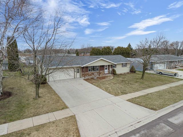 1703 EISENHOWER STREET, New Holstein, WI 53061