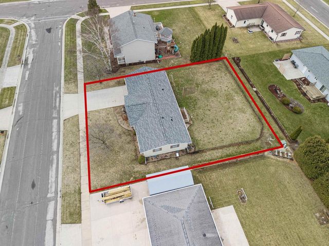 1703 EISENHOWER STREET, New Holstein, WI 53061
