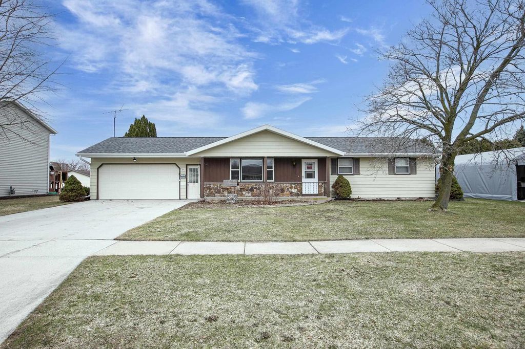 1703 EISENHOWER STREET, New Holstein, WI 53061