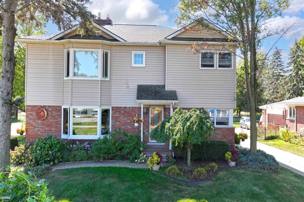 28900 S River Road, Harrison Twp, MI 48045
