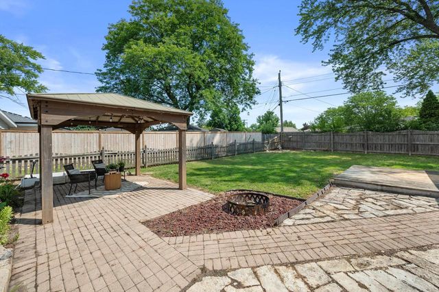 W147N8446 Manchester DRIVE, Menomonee Falls, WI 53051