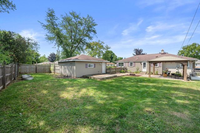 W147N8446 Manchester DRIVE, Menomonee Falls, WI 53051