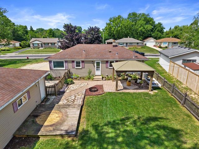 W147N8446 Manchester DRIVE, Menomonee Falls, WI 53051