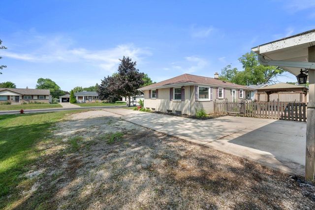 W147N8446 Manchester DRIVE, Menomonee Falls, WI 53051