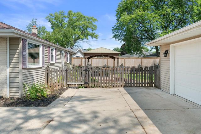W147N8446 Manchester DRIVE, Menomonee Falls, WI 53051