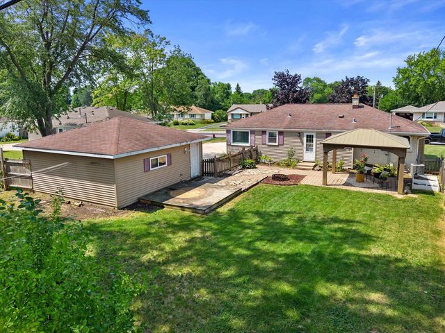 W147N8446 Manchester DRIVE, Menomonee Falls, WI 53051