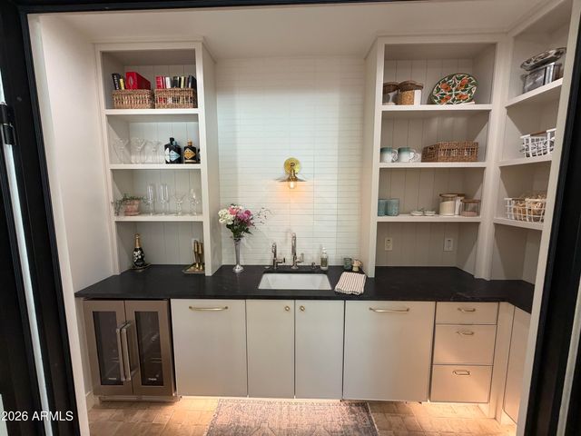 5537 E GRANDVIEW Road, Scottsdale, AZ 85254