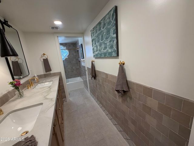 5537 E GRANDVIEW Road, Scottsdale, AZ 85254