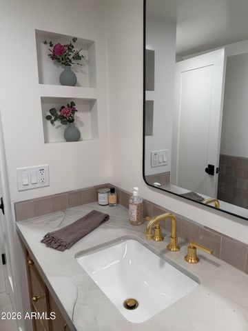 5537 E GRANDVIEW Road, Scottsdale, AZ 85254