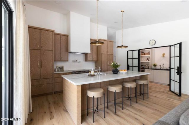 5537 E GRANDVIEW Road, Scottsdale, AZ 85254