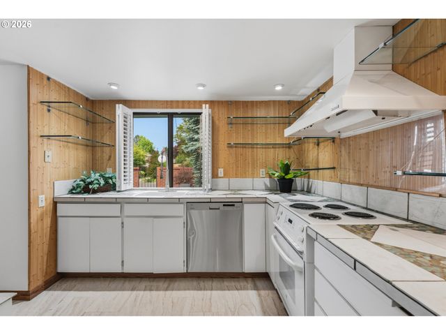 16570 Sw MONACO Ln, King City, OR 97224