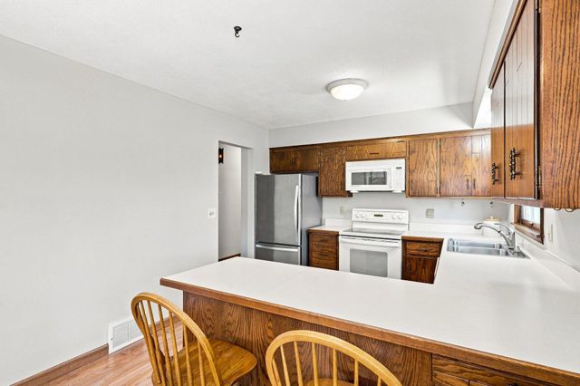 7158 Upper 139th Street W, Apple Valley, MN 55124