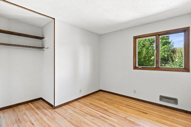 7158 Upper 139th Street W, Apple Valley, MN 55124