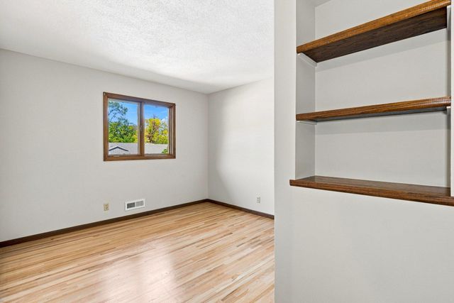 7158 Upper 139th Street W, Apple Valley, MN 55124