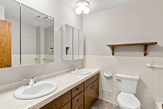 7158 Upper 139th Street W, Apple Valley, MN 55124