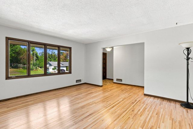 7158 Upper 139th Street W, Apple Valley, MN 55124