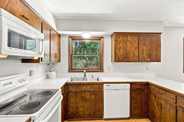 7158 Upper 139th Street W, Apple Valley, MN 55124