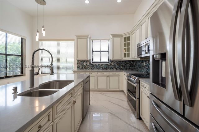 8513 NW 41st St -, Cooper City, FL 33024