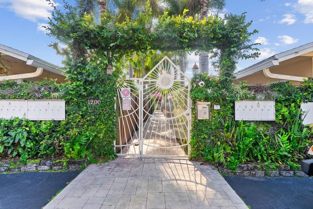 1200 NE 17th Court 3, Fort Lauderdale, FL 33305