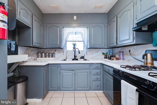 1042 CHURCH ST, Reading, PA 19601