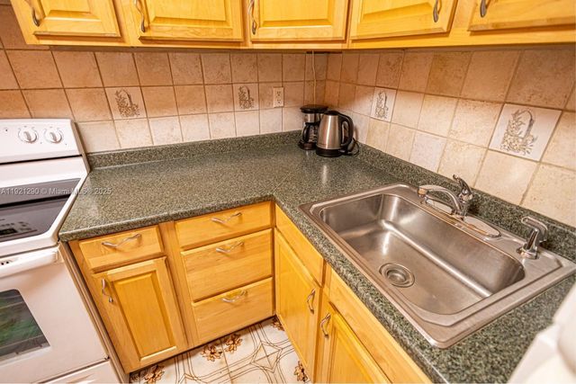 16790 NE 14th Ave 215, Miami, FL 33162