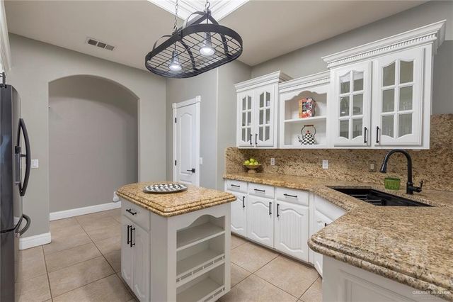 1611 E Mile 3 Road, Palmhurst, TX 78573