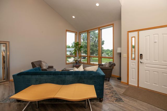 2033 Beacon Drive SW, Rochester, MN 55902